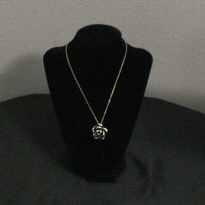 Silver flower pendant necklace-costume jewelry